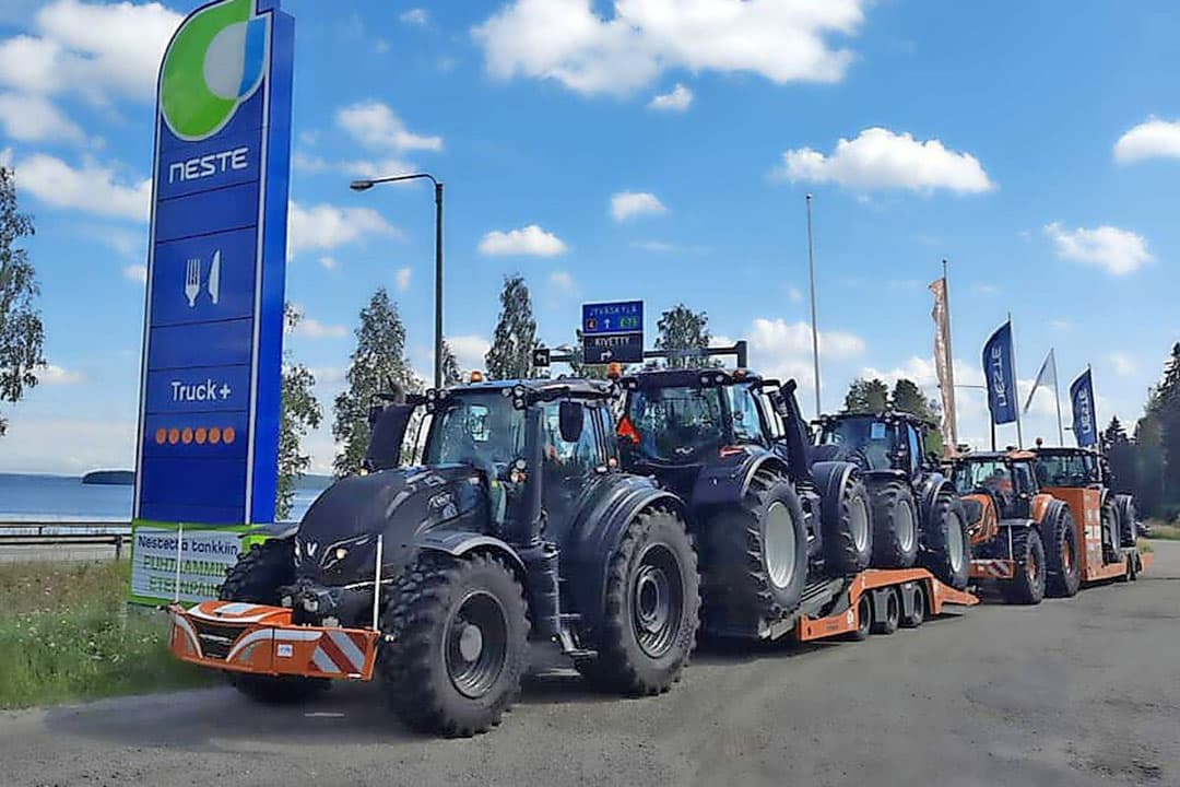 De drie fabrieksnieuwe trekkers onderweg naar huis. - Foto's: Piet Leenders