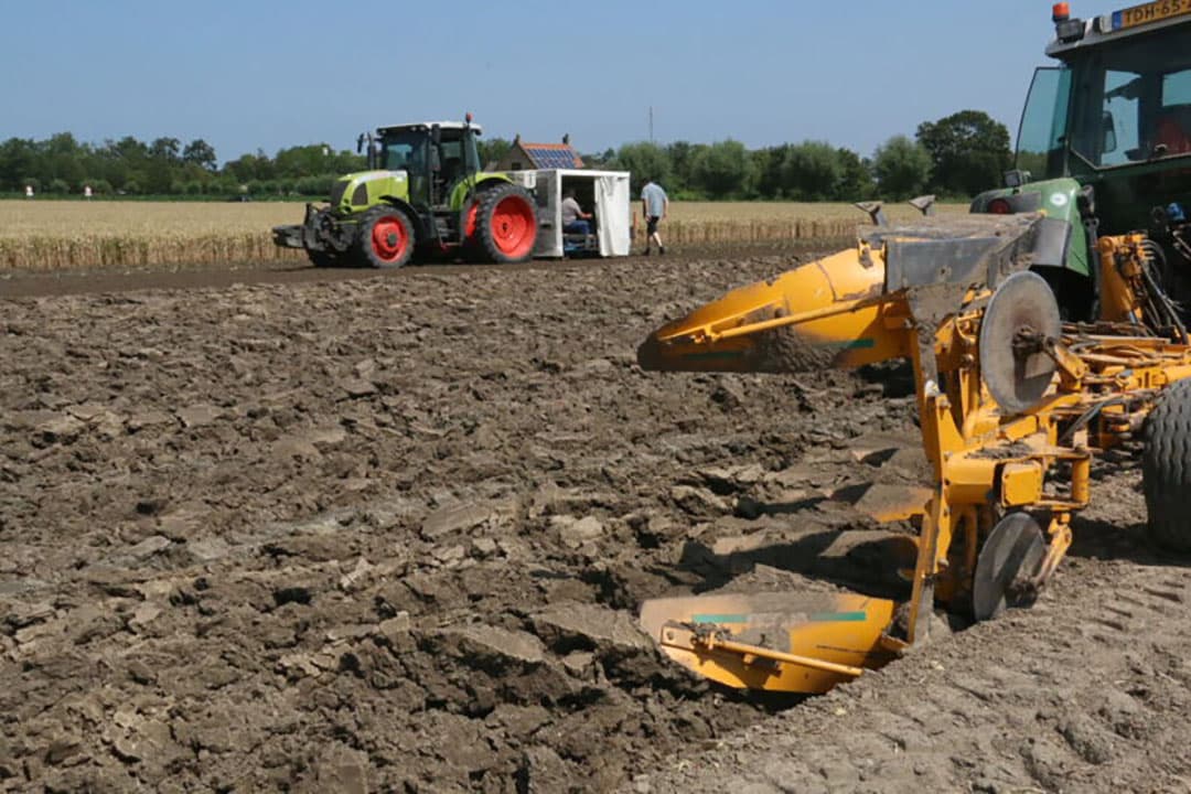 Op het eerste perceel waar Manni boerenkool plant, zijn de plantuien vijf dagen eerder geoogst. Om het vocht in de grond zo lang mogelijk vast te houden wordt kort voor het planten geploegd. - Foto's: Anton Dingemanse