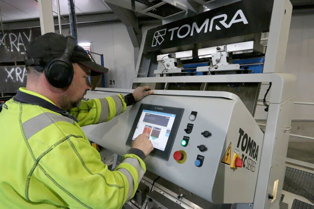 Een procesoperator van Termont & Thomaes stelt de optische sorteerder in om linzen te gaan sorteren. - Foto’s: Anton Dingemanse