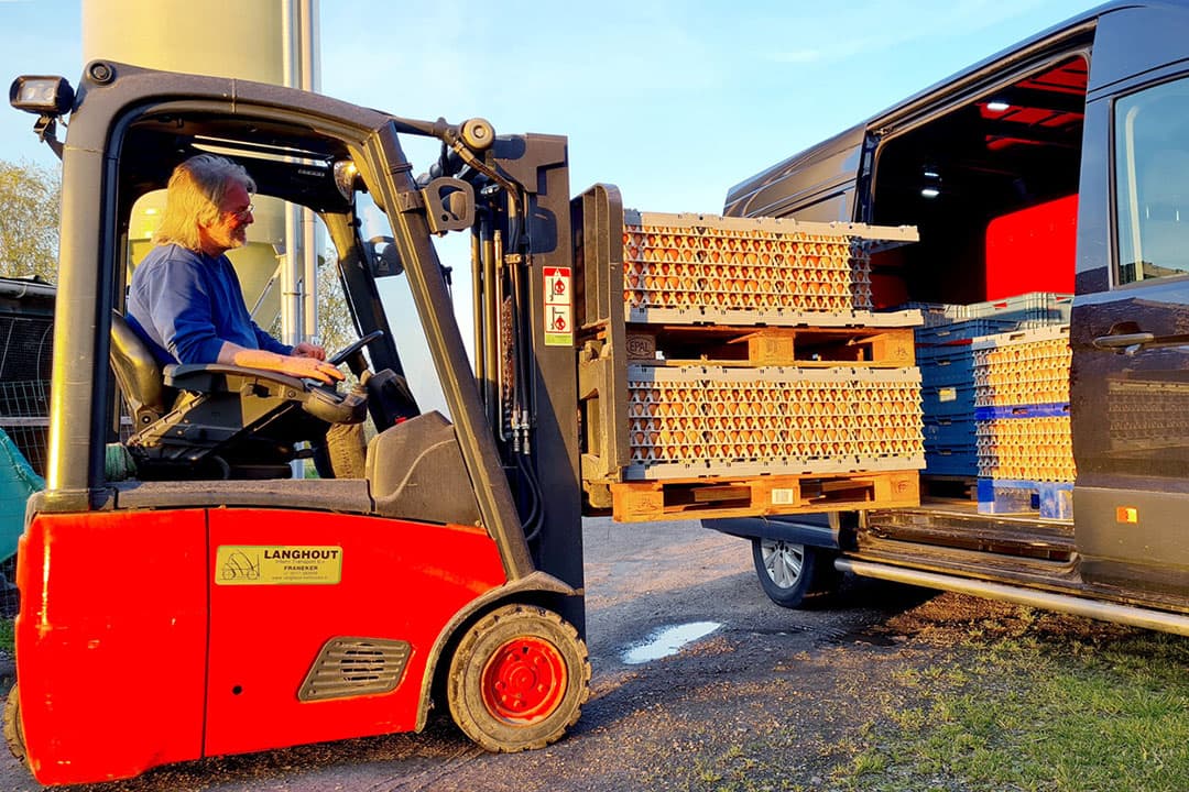 Pieter Sijbesma vult zijn transportbus voor een bezorgrit in Noord-Holland. - Foto's: Bouke Poelsma