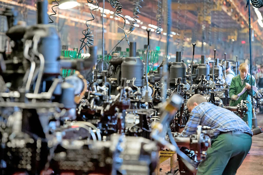 Werkzaamheden in een fabriek van Minsk Tractor Works. Wereldwijd worden veel trekkers verkocht. - Foto: Michel Velderman