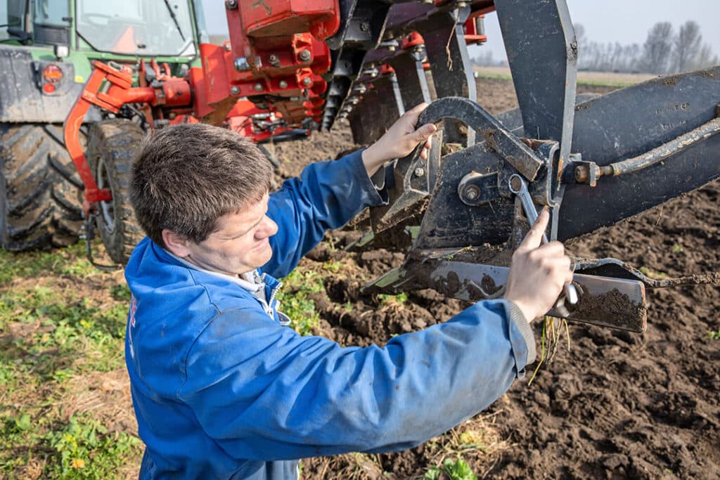 Diepte van de voorscharen afstellen doe je door ze omhoog/omlaag te schuiven. Is ietwat omslachtig maar meestal eenmalig.