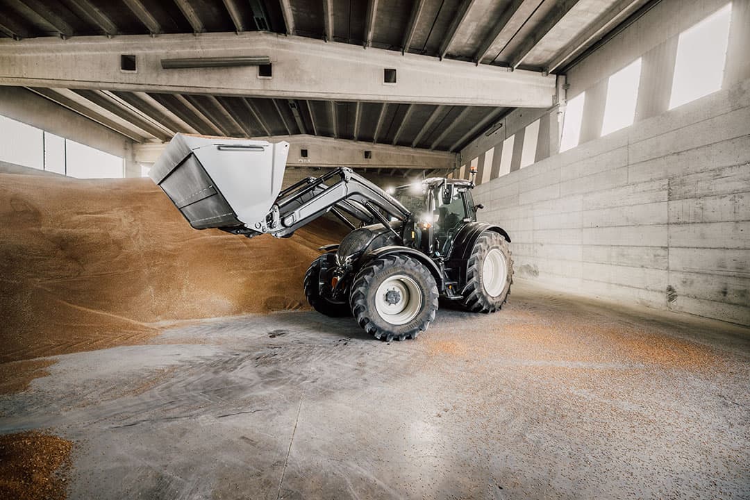 Valtra rust de Quicke-frontladers dit najaar optioneel uit met druk- en hoeksensoren zodat deze automatiek krijgt en kan wegen. - Foto's: Jari Kivelä (Valtra)