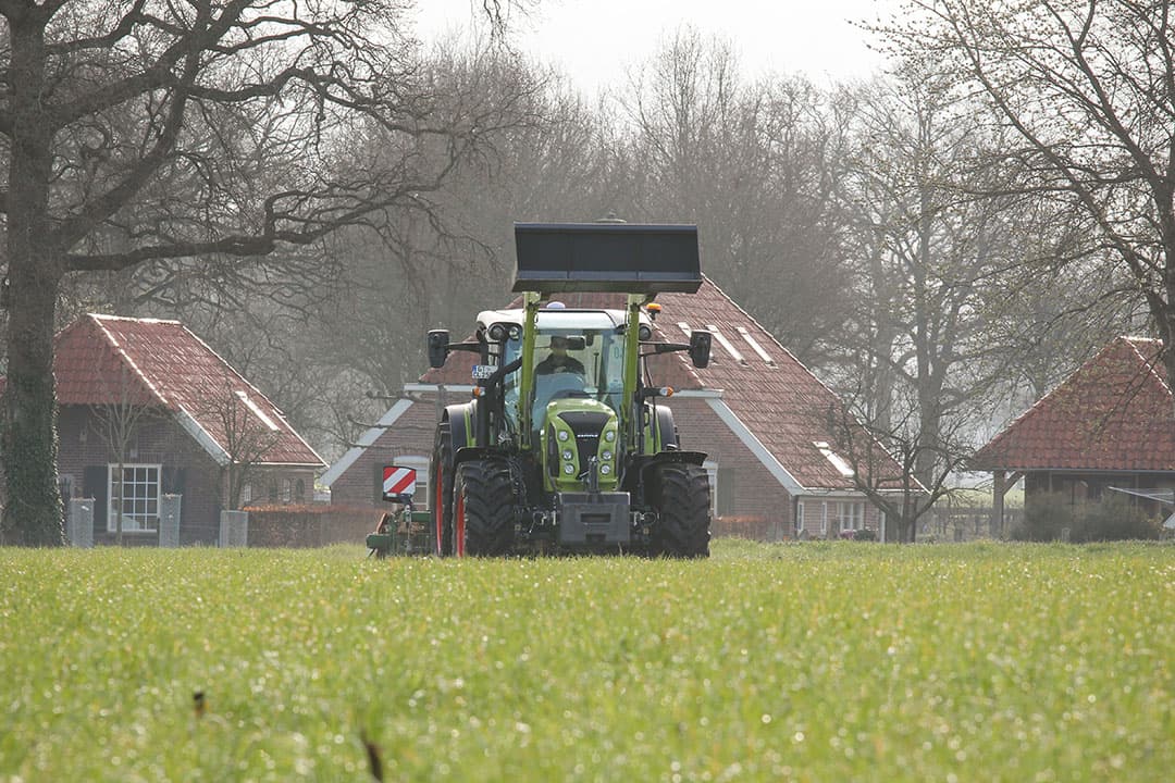 Het topmodel uit de nieuwe Arion-serie was even kort in de Achterhoek, voor een proefrit. Tijdens het schijveneggen valt vooral op dat de trekker vlot op gang is en snelheid kan maken. De trekker weegt van zichzelf zo’n 5,5 ton en levert nu maximaal (met boost) 155 pk. - Foto's: Bob Karsten