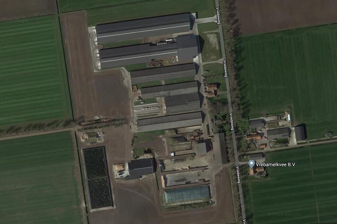 De woning op het erf van Vrebamelkvee en de woning ertegenover in Vredepeel. - Afbeelding: Google