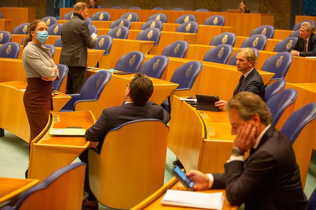 Landbouwminister Carola Schouten spreekt met Kamerleden. - Foto: Roel Dijkstra Fotografie