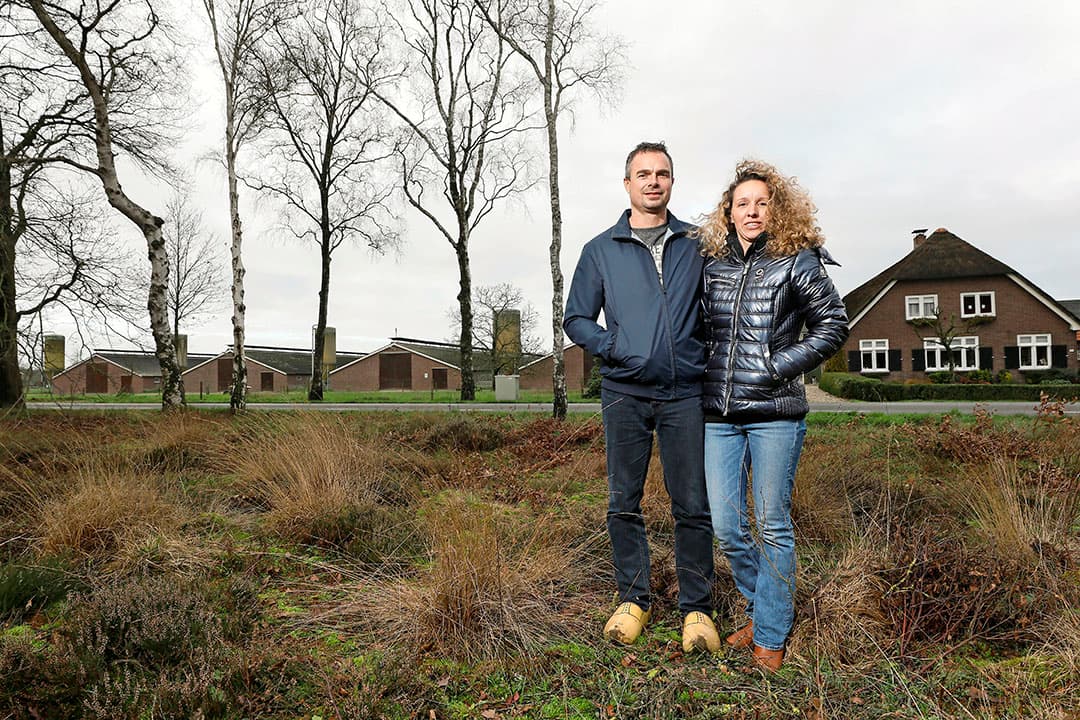 Jelle en Marianne Bakker voor hun door natuur omgeven kalkoenenbedrijf dat volgens het stikstofmodel Aerius een relatief hoge stikstofdepositie heeft. - Foto: Koos Groenewold