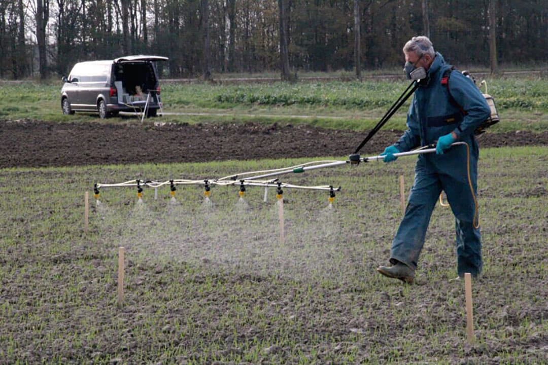 Na exacte positionering bij een paaltje met veldaanduiding wordt het veldje in strak tempo gespoten. - Foto: Anton Dingemanse