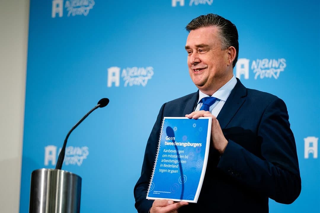 Emile Roemer, de voorzitter van het Aanjaagteam, biedt zijn rapport met aanbevelingen over arbeidsmigranten aan bij minister Koolmees van Sociale Zaken en Werkgelegenheid. - Foto: ANP/Bart Maat