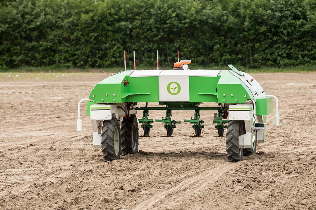 Gea Bakker verwacht niet dat alleen grote akkerbouwers gebruik gaan maken zelfrijdende machines. Als loonwerkers erin investeren kunnen ze bij meerdere akkerbouwers rondrijden. - Foto: Koos Groenwold