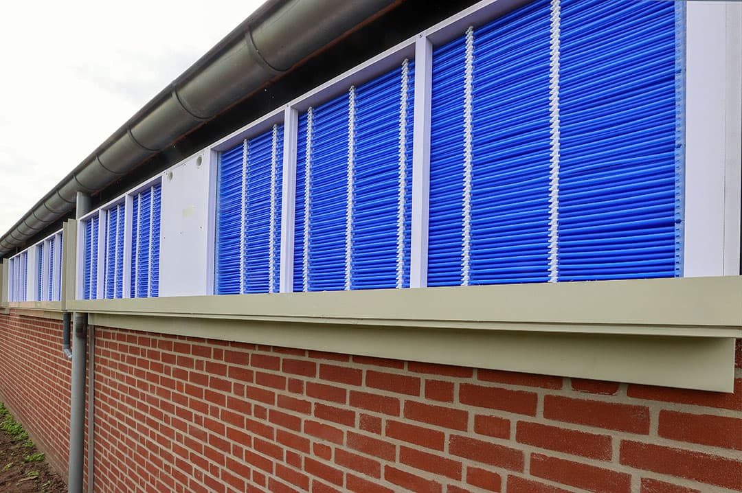 Een warmtewisselaar in de luchtinlaat is een duurder, maar geavanceerder systeem om de varkensstal te koelen. - Foto: Bert Jansen