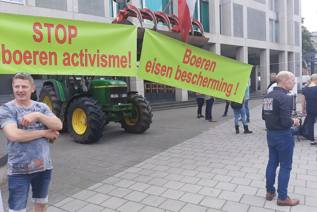 Konijnenhouder Henk Oonk staat rechts in het beeld. - Foto: Lydia van Rooyen