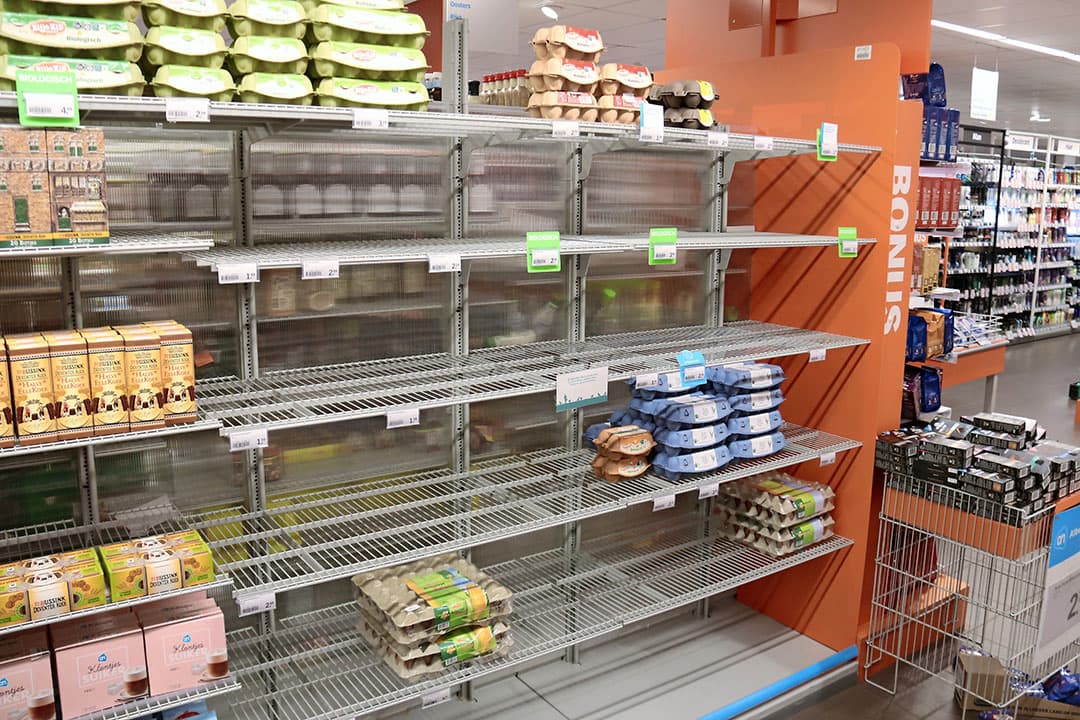 Vrijwel leeg eierschap in een Albert Heijn-winkel eind maart, als gevolg van corona en hamstergedrag. - Foto: Hans Bijleveld