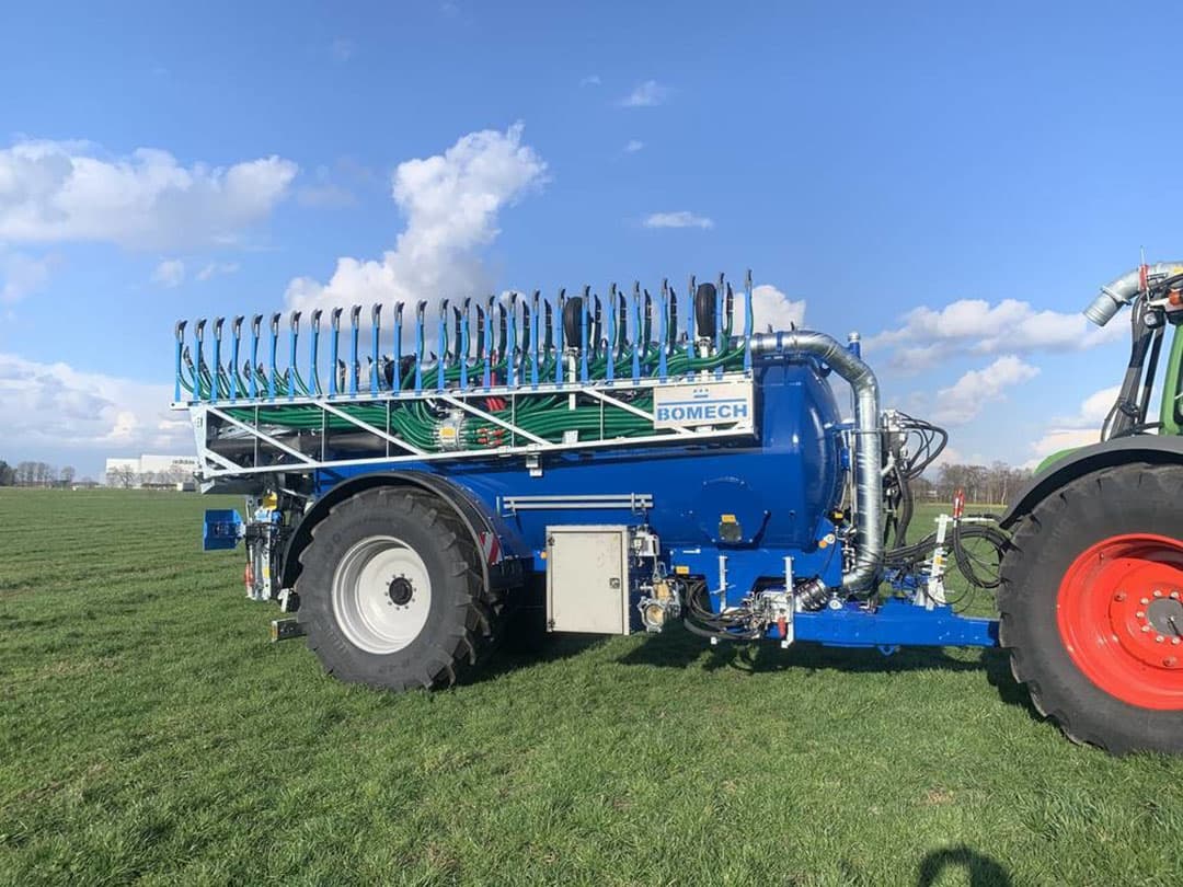 Fabrikant Kotte levert optioneel de hydraulisch aangedreven as onder de tanks. De as is afkomstig van fabrikant BPW. Ook voor Nederland is dit een welkome optie voor wie op minder draagkrachtige grond rijdt of met een kleinere trekker wil rijden. - Foto: Kotte