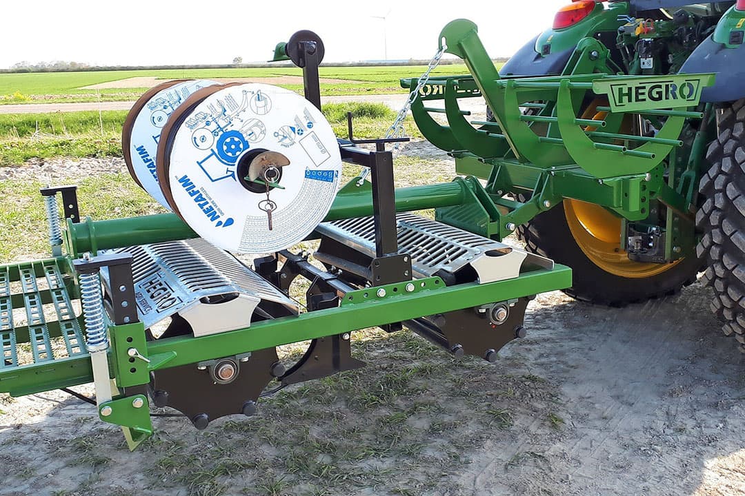 Speciaal voor het onderzoek liet UIKC een slangenlegger bouwen naar buitenlands voorbeeld. Deze legt de druppelslangen in tegenstelling tot andere Nederlandse systemen voor het zaaien van de uien. - Foto: UIKC