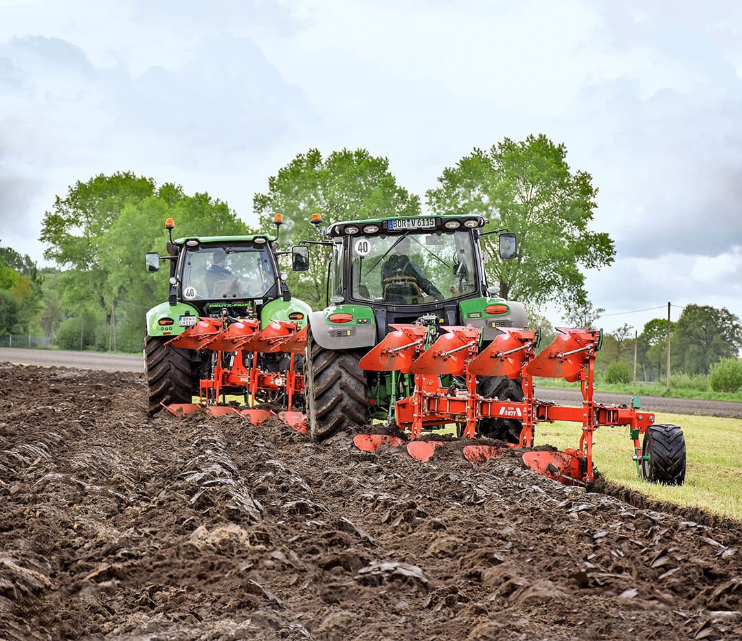 Voor boeren die weinig ploegen, maar wel graag een nieuwe ploeg willen hebben, kan een goedkope ploeg uit Polen de overweging waard zijn. - Foto: Florian Tastowe & Andreas Huesmann