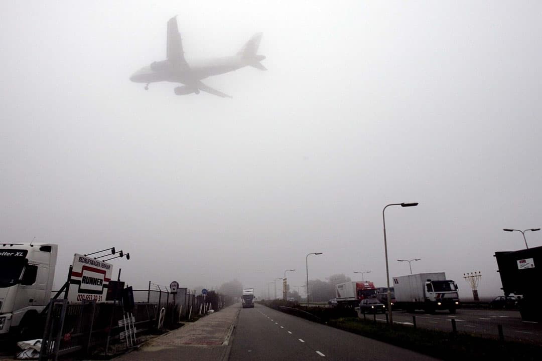 De lucht boven China en Italië is op meerdere plekken opvallend schoon momenteel. Dat komt door het coronavirus, indirect, omdat onder meer het vliegverkeer en veel andere transportbewegingen nu stilliggen. Tijd om naar de schadelijke gevolgen van globalisering te kijken, schrijft columnist Mat Smeets. - Foto: ANP