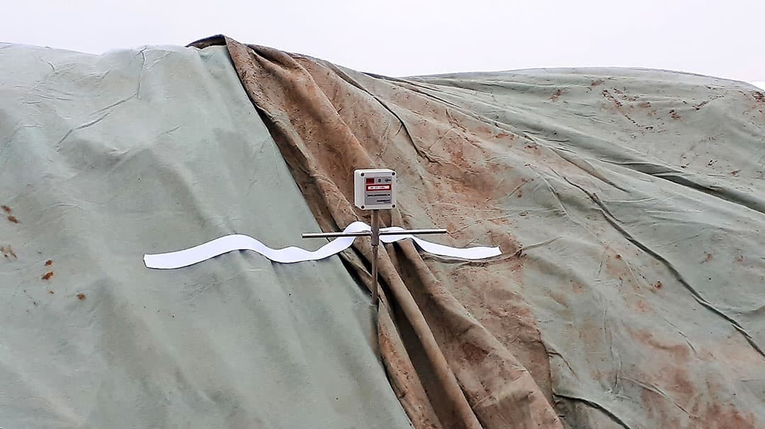 De sensor is 1 meter diep in de hoop geplaatst en registreert het verloop van de temperatuur in en buiten de hoop. - Foto: IRS