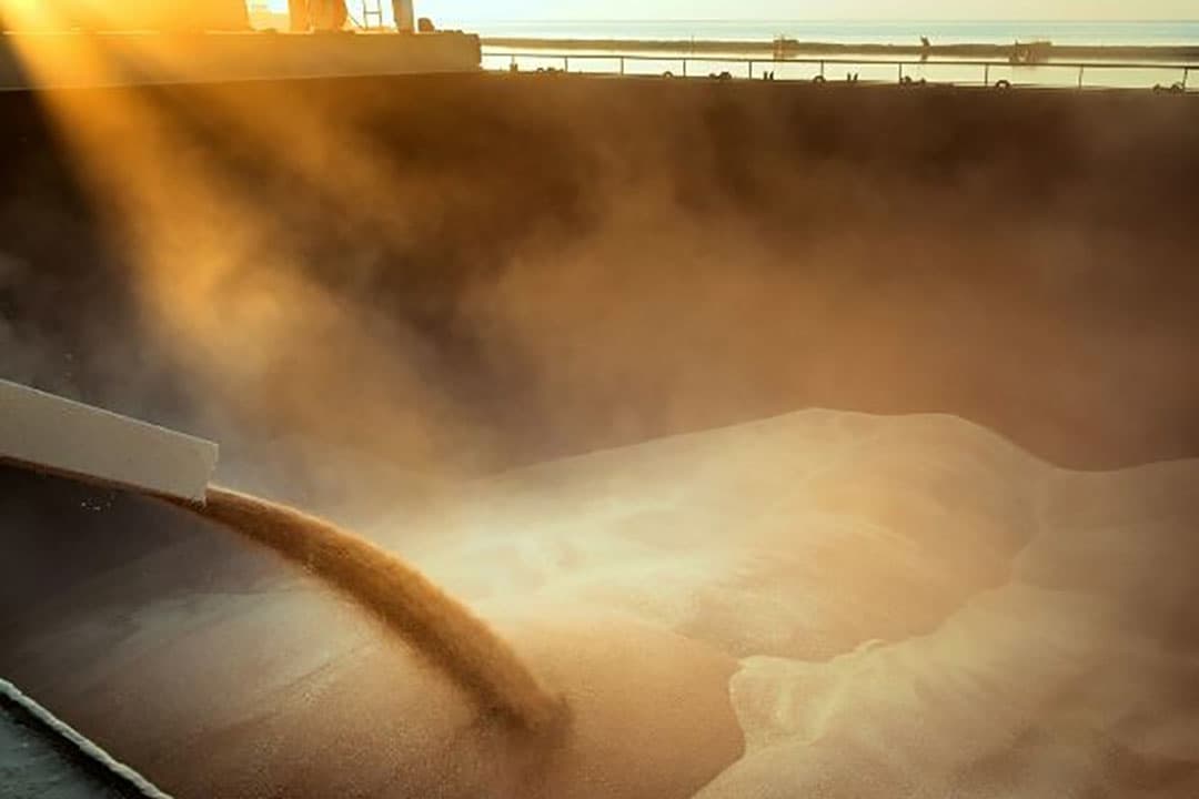 Een schip wordt volgeladen met graan. - Foto: Canva