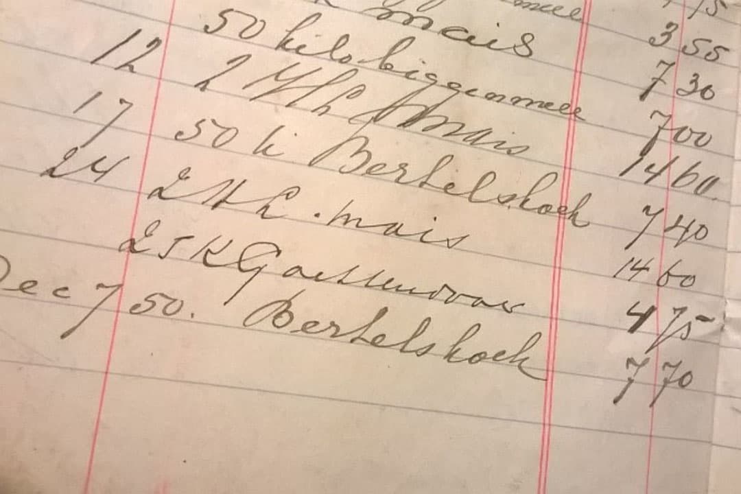 Agrarisch administratieboekje uit 1927 met daarin een uitgavenpost voor Bertelskoeken, een vorm van krachtvoer die in die tijd populair was. Het boekje behoorde toe aan de overgrootouders van Boerderij-redacteur en -columnist Margreet Welink. - Foto: Margreet Welink