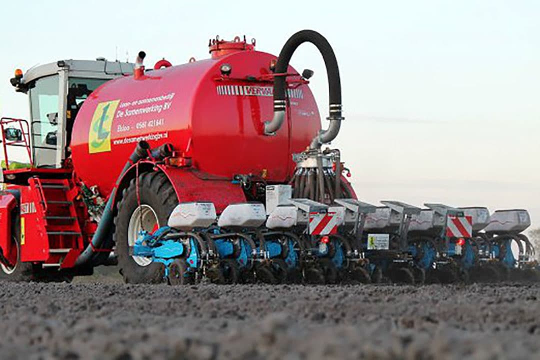 Toepassing rijenbemesting en in één werkgang meteen zaaien. - Foto: Vervaet