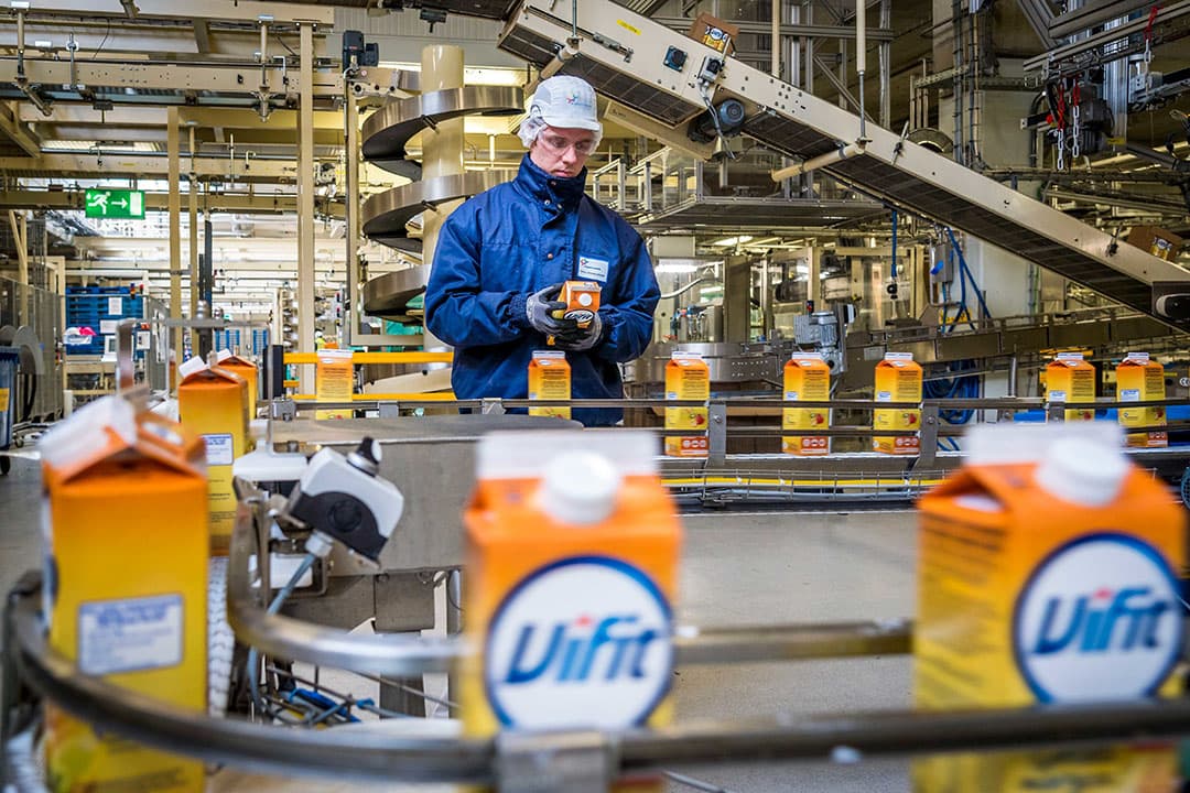 Productielijn in een fabriek van FrieslandCampina. - Foto: ANP