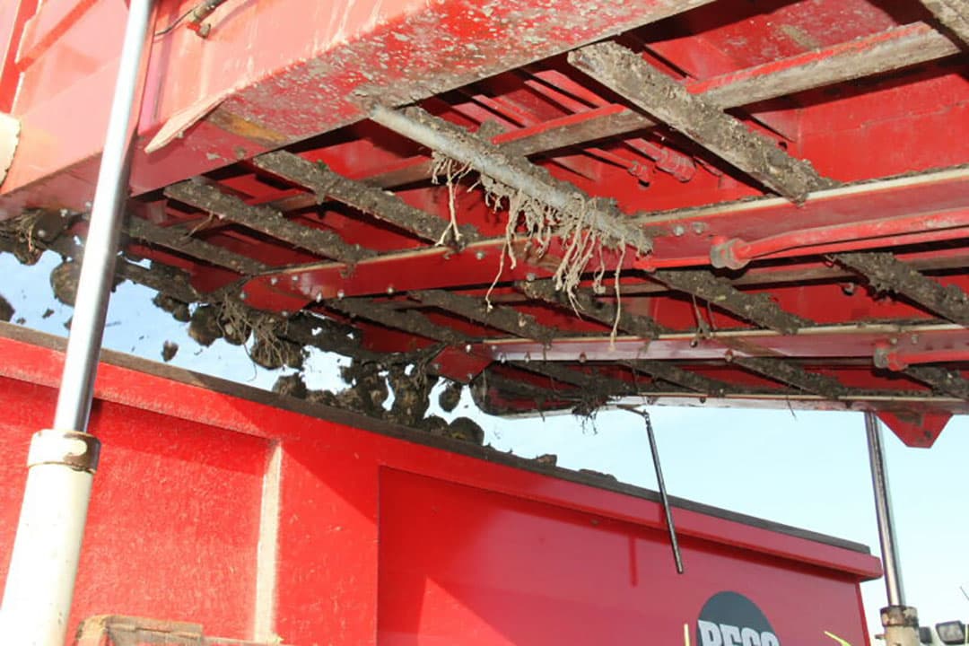 En weer gaat er een vracht tegen de hoop aan. Langebeeke rijdt maar met 1 vrachtcombinatie en moet daarom een beetje aanpoten om te zorgen dat de rooier zo weinig mogelijk stilstaat.