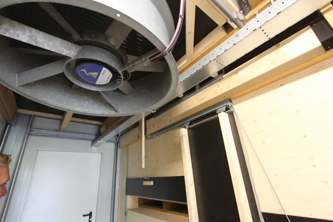 Deze rooier legt het pootgoed van 4 ruggen keurig in het midden neer. Buiten het zwad is geen potertje meer te zien.