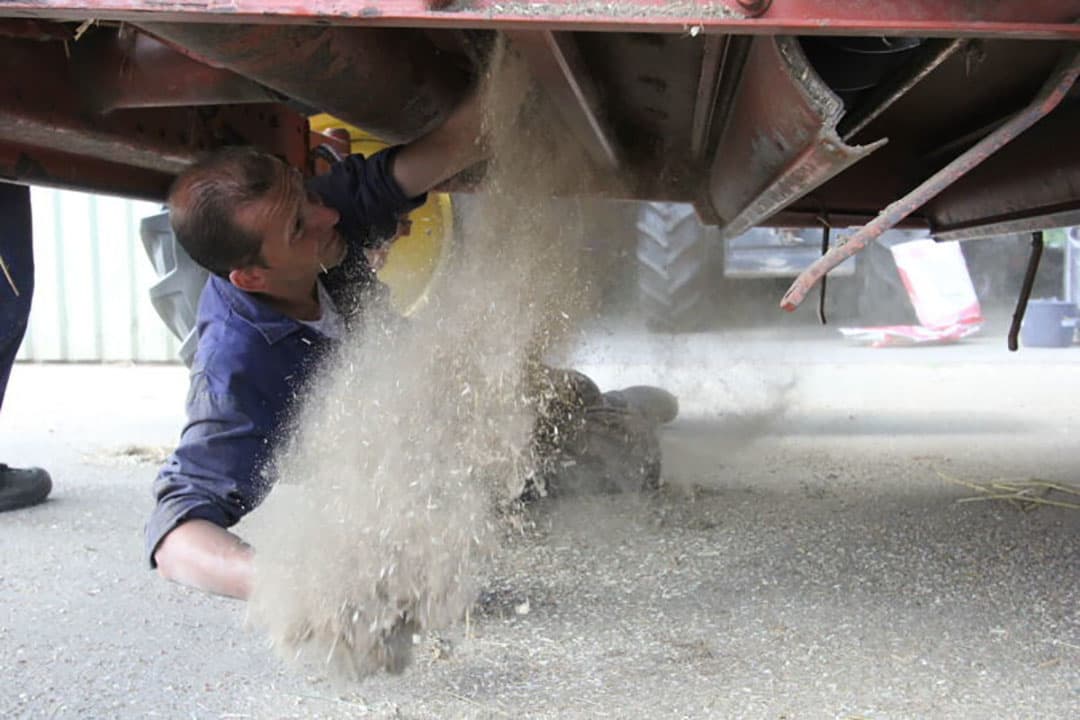Na de veldcontrole op zuiverheid wordt nu het vocht gemeten.