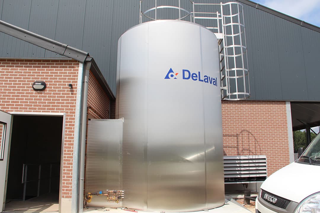 Regenwater van de stal en het erf moet in de grond worden geïnfiltreerd. Daarom heeft Noyens een sloot langs de stal aangelegd. In het najaar komt er nog aanplant rondom de stal.