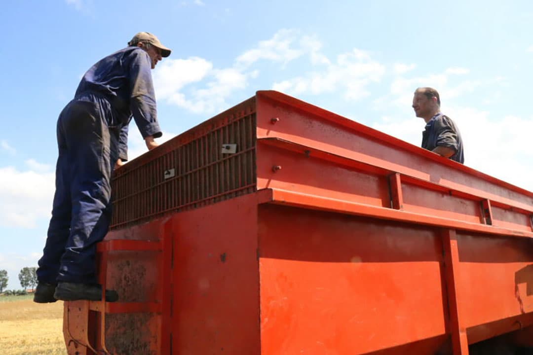 Tegelijkertijd verwijdert vader Jaap Kloosterman stroresten uit het schoningssysteem.