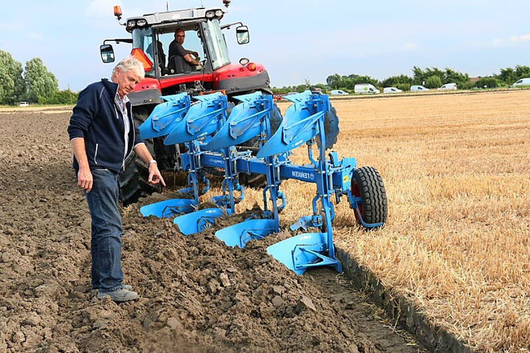 Instructeur Freek Boudeling geeft hier bij de ploegcombinatie van Mts. Lampert-Vos toelichting hoe je moet instellen om een bepaald resultaat te krijgen.