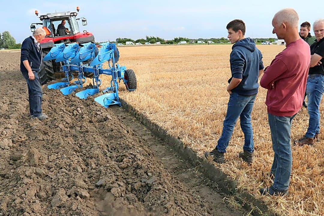 De ploeg wordt ingesteld. Een belangrijk aspect om te ervaren hoe de instelling van een ploeg staat, is om te ploegen met een trekker met net voldoende capaciteit om de ploeg te trekken. De trekker zal dan op de bokkigheid van de ploeg reageren. Een trekker met forse overcapaciteit zal een ploeg toch wel door de grond sleuren zonder dat je veel merkt in de cabine. Wat je wel merkt, is het extra brandstofverbruik.