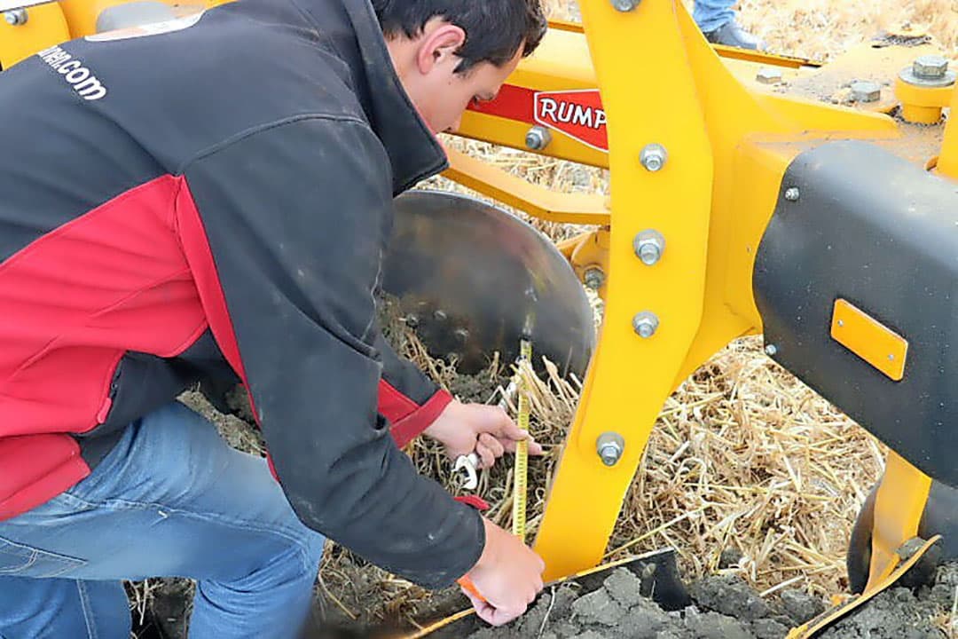 De zojuist geploegde voren liggen vlakker dan die ernaast. Vlakligging is een belangrijk aspect van met name de wintervoor. Enerzijds blijft het teveel aan water minder makkelijk op het land staan, anderzijds zorgt geploegd land voor goede waterberging.
