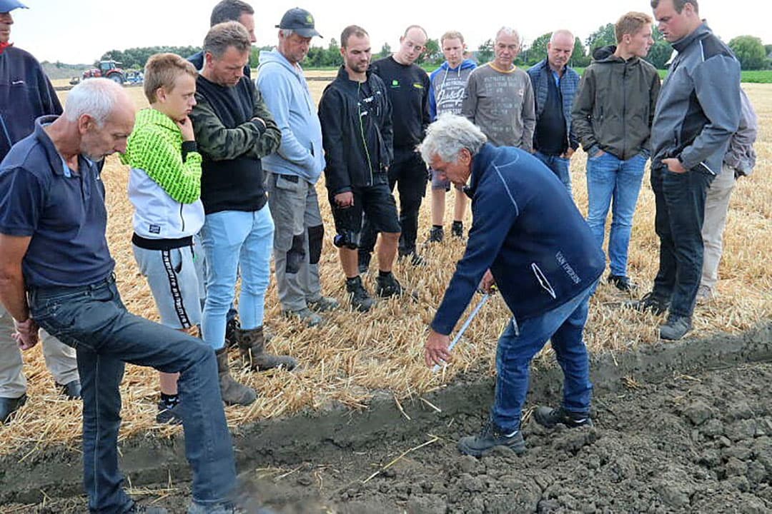 In deze droge grond is het ploegwerk met aangepaste risters goed te zien. Wisse ploegt op 18 centimeter. Dat is duidelijk voldoende om de stoppel onder te krijgen en ligt dan waarschijnlijk voldoende ondiep om verticaal migrerende wormen na vertering voedsel te verschaffen.
