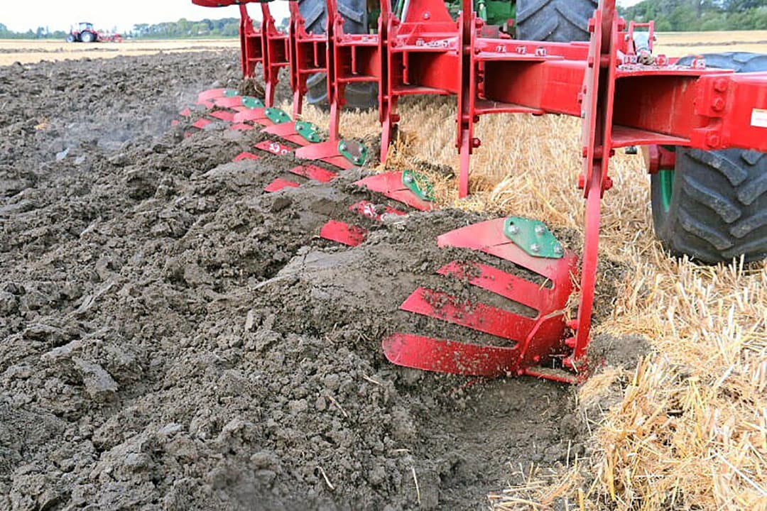 Met deze ploeg wordt onland geploegd, maar de trekker staat ervoor en niet in verstek. Onland ploegen krijgt steeds meer belangstelling omdat is aangetoond dat in de voor rijden een mate van bodemverdichting in de hand werkt. De ploeg zelf lijkt simpel door het ontbreken van onder meer kouters en schijven.