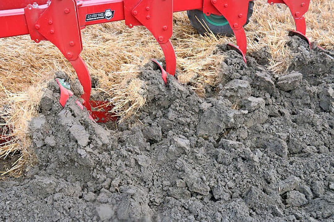 De ploegcombinaties die aantreden, zijn van akkerbouwers uit de omgeving. De instructeurs zijn ploegkampioenen en tegenwoordig juryleden bij ploegwedstrijden. Hier vraagt instructeur Mathe van Tilbeurgh naar op- en aanmerkingen op het ploegwerk, en hoe de ploeg dan moet worden ingesteld om dat te verbeteren.
