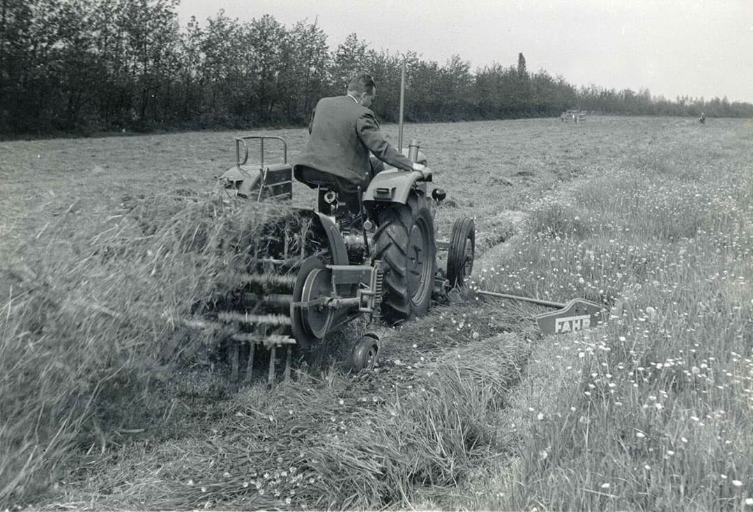 Hoe sneller er na het maaien geschud werd, hoe beter, zo wees onderzoek uit 1958 uit. En dan moest het ook nog twee keer per dag. Voor veel boeren was dit een nieuwe werkwijze.