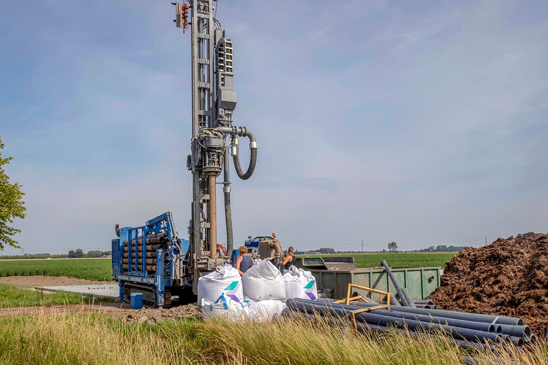 De demovelden van het akkerbouwbedrijf van Harry Kremer in Finsterwolde Gr). Bij de proeven van wintertarwe ging het vooral over duistbestrijding en hoe verschillende tarwerassen hierop reageren. Dat is nogal een probleem op de klei in het Oldambt - foto: Koos van der Spek.