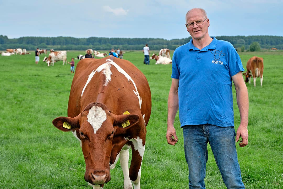 De kinderen mogen ook plaatsnemen in de trekker en dat vinden ze prachtig.