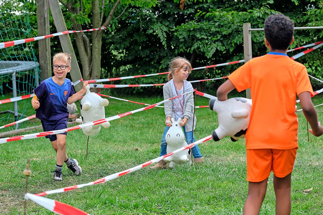 De kinderen kunnen diverse activiteiten doen, zoals in de zithoek kleurplaten inkleuren.