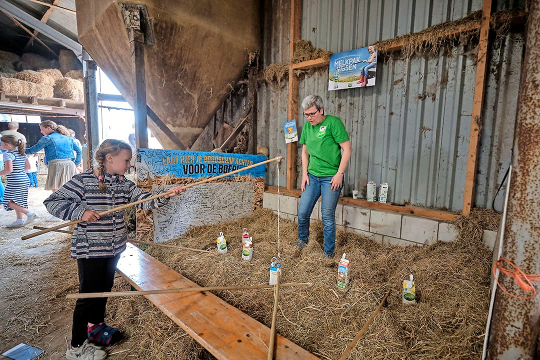 Terwijl de kinderen zich urenlang vermaken op het erf van familie Moerman, nemen de ouders nog een kop koffie of een beker melk op het terras voor de nieuwe stal.