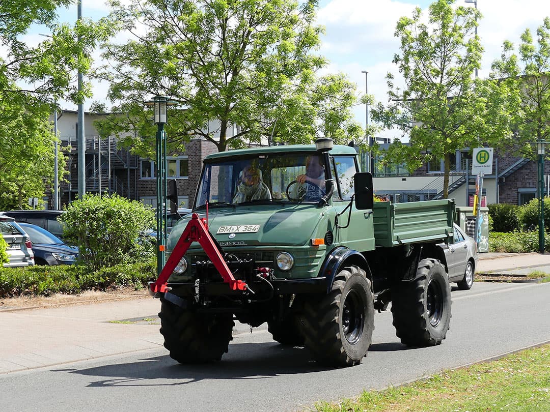 En wie het kleine niet eert& . Een MB Trac 1500 in schaal 1:2, volledig radiografisch functionerend. Met bijpassende Krone vierwielige wagen.