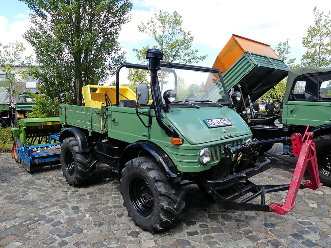In 1976 kwam de 125 pk 6 cilinder 1300 op de markt en werd de groen met zwarte kleurstelling ingevoerd. Nog steeds heel duidelijk het MB Trac concept maar toch al veel meer landbouwtrekker dan de 4 cilinders waar het mee was begonnen. De 1500 kwam in 1980 en perste uit in principe dezelfde trekker 150 paarden.