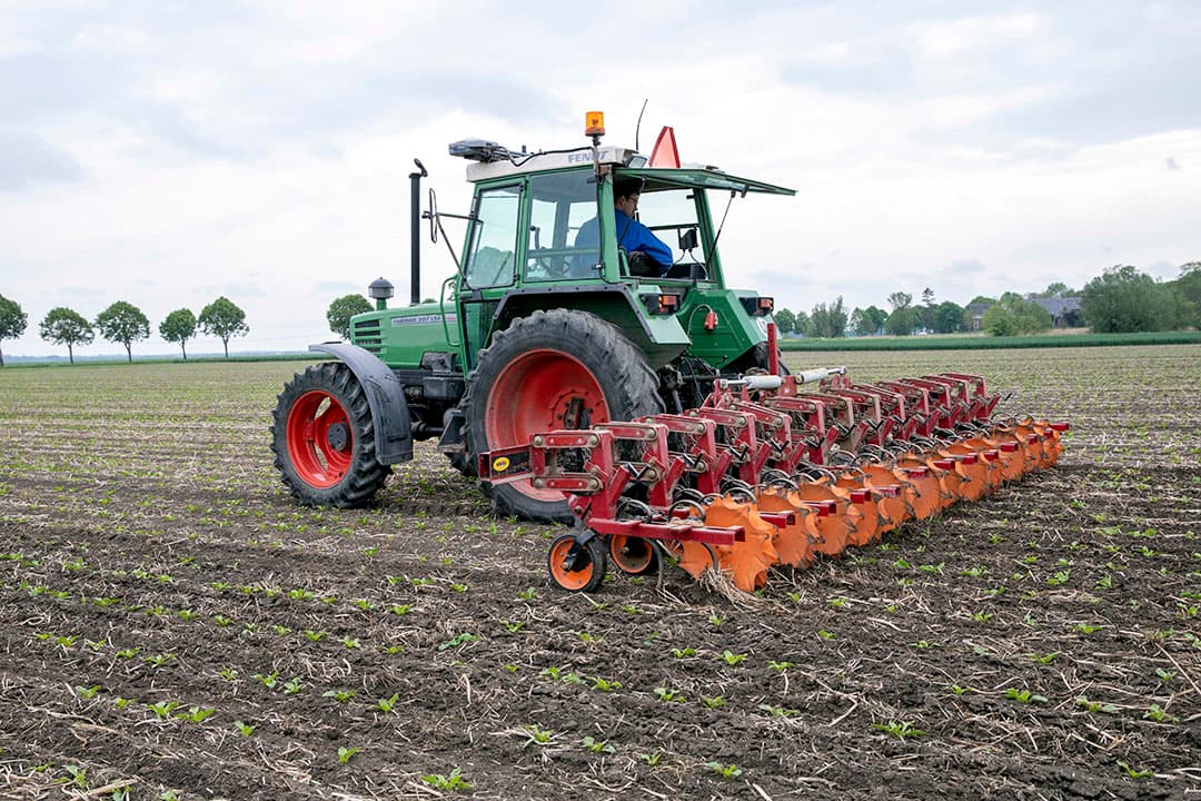 Franse telers blokkeren de weg voor vrachtwagens aan de Spaanse grens bij Le Boulou. Ze vinden dat er te goedkope fruit en groenten het land binnenkomen en eisen ene minimumprijs voor hun producten. - Foto: AFP