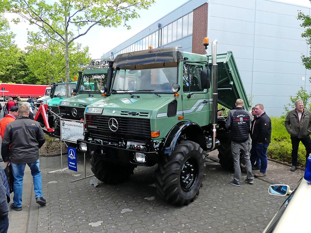 Anderzijds, mits het weer er naar is, wat is er mooier dan lekker buiten zitten. Zoals Fendt met zijn werktuigendrager het Einmannsystem nastreefde had Daimler Benz het Universal Motorgerät , dat ook ontworpen was om zowel voor- als achterop werktuigen te monteren. Een kipbakje achterop kon je gebruiken om extra zaaizaad of kunstmest mee te nemen.