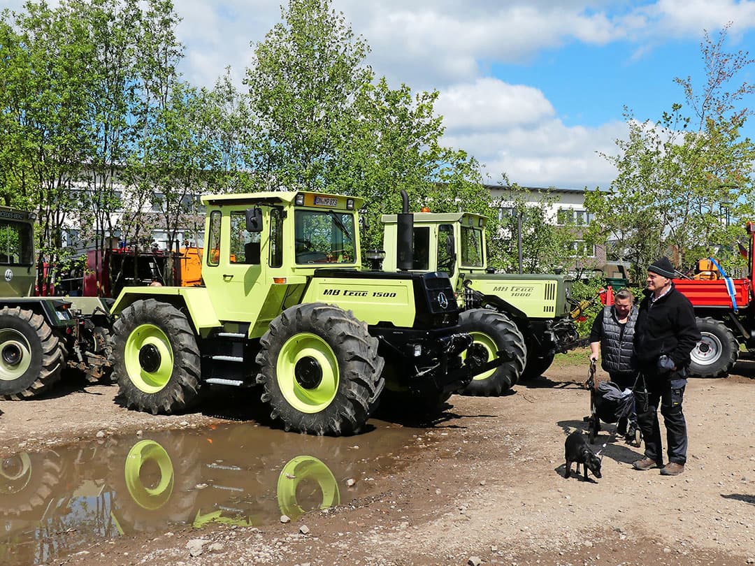 De 1300 en zijn opvolgers waren standaard met omkeerinrichting in de cabine uitgevoerd. Een MB Trac was bedoeld om een zelfrijder overbodig te maken, zoals hier met Krone rij onafhankelijke maïshakselaar.