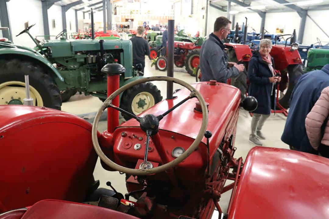 Een deeloverzicht van de tentoongestelde trekkers. Rechts vooraan een Allgaier voor dit merk door Porsche in 1955 werd opgekocht. Van dit merk rechts 4 modellen 1958 tot 1960. Achter de Allgaier een Eicher Puma ES-201 uit 1963 en daarachter een Bautz AS 120 uit 1955.