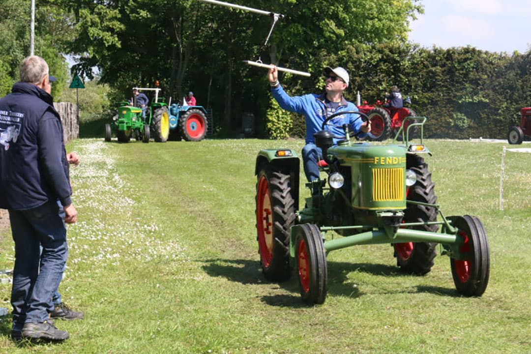 Nog een bekend en inmiddels verdwenen trekkermerk is Hanomag, waarvan hier 2 exemplaren op de foto staan. Links een R-45 uit 1952 en rechts een R-35 uit 1957.