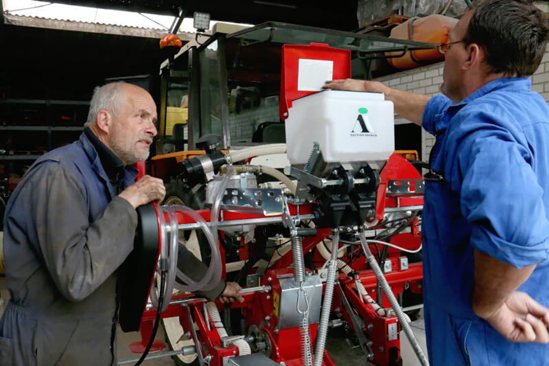 Daniël Dekker zaait een perceel peen voor akkerbouwer Maarten van Hal in Sint-Kruis (Zld.). Dit is het eerste perceel dat de loonwerker met de nieuwe Agricola zaaimachine zaait. Deze machine kan zowel in rijtjes als breedwerpig op de rug zaaien. De vorige Stanhay zaaimachine heeft zo n 35 jaar dienst gedaan en was aan vervanging toe. - Foto's: Anton Dingemanse